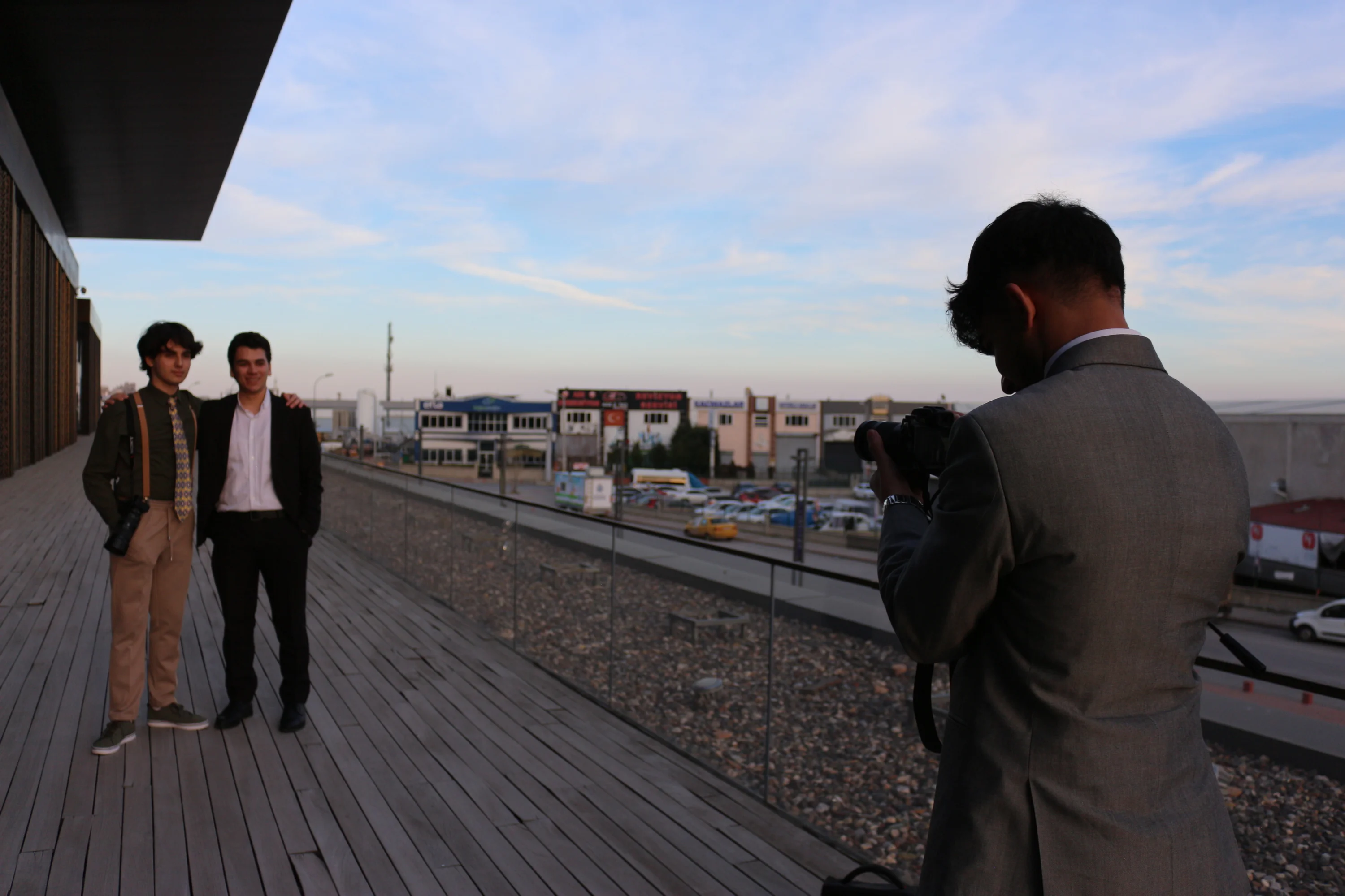 Konmun Head Of Media Hasan Mert Hezer Ve Organizational Advisor Remzi Ayberk Çimen'in Head Of Pr Ahmed Sultany tarafından fotoğrafı çekiliyor. 